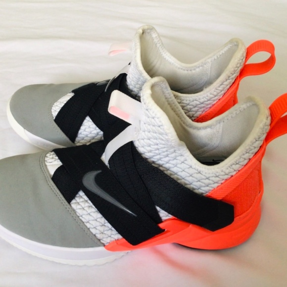 Youth Lebron Soldier XII SFG (GS) Size 5Y - Picture 2 of 6